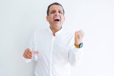 Duygu tezahürat gurur çığlık ve zafer ve başarı çok heyecanlı, kutluyor beyaz arka plan bir bardak su içme orta yaş erkek
