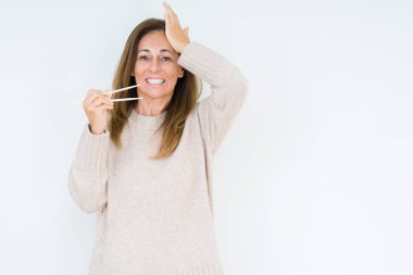İzole arka plan üzerinde Asya Chopsticks tutan orta yaş kadın baş el ile vurguladı, utanç ve sürpriz yüz ile şok, öfkeli ve sinirli. Korku ve hata için üzgün.