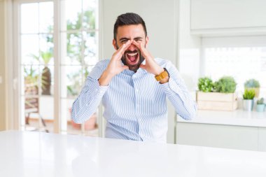 Yakışıklı İspanyol iş adamı bağırarak ağız üzerinde eller ile yüksek sesle öfkeli