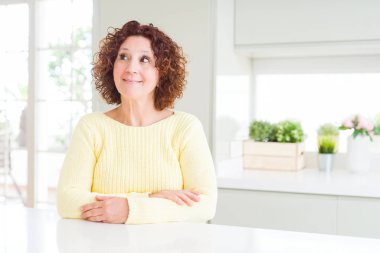 Görünümlü yan ve dik dik bakma uzağa düşünce gülümseyen sarı kazak giyen güzel kadın kıdemli.