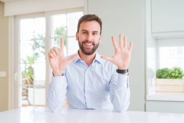 Gösterilen ve parmakları ile işaret yakışıklı iş adamı kendinden emin ve mutlu gülümseyerek süre yedi numara.