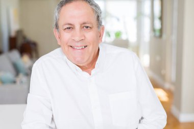 Emin gülümseyen yakışıklı komuta sizde