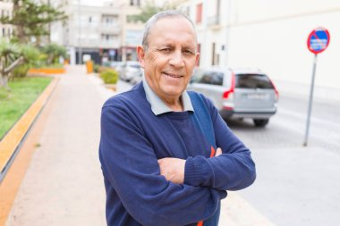 Yakışıklı orta yaş kıdemli neşeli, mutlu gülümseyen adam ve yerine koymak