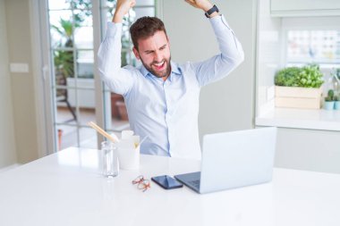 İş adam yeme Asya erişte yemek sırasında çalışma u götürün