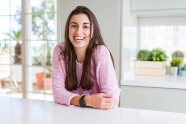 Güzel genç esmer kadın yüz gösteren büyük bir gülümseme ile kamera bakıyor neşeli gülümseyen