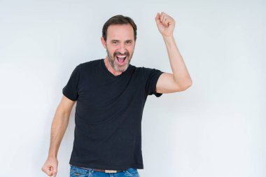 İzole arka plan üzerinde kıdemli adam dans mutlu ve neşeli, gülümseyen hareketli rahat ve müzik dinleme emin