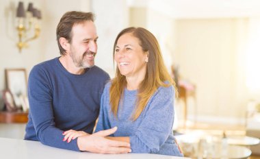 Birlikte evde oturan romantik orta yaş kaç