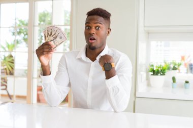 Afrika kökenli Amerikalı adam 50 dolar banka notları sürpriz yüz işaret parmağı kendisine holding