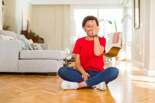Junge Schöne Afrikanisch Amerikanische Frau Die Hause Auf Dem Boden — Stockfoto