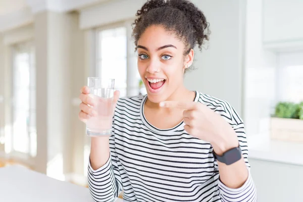 Joven Afroamericana Chica Bebiendo Vaso Agua Fresca Muy Feliz Señalando — Foto de Stock