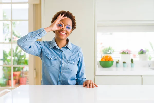 Unga Vackra Afroamerikanska Kvinnan Bär Glasögon Gör Gest Med Handen — Stockfoto