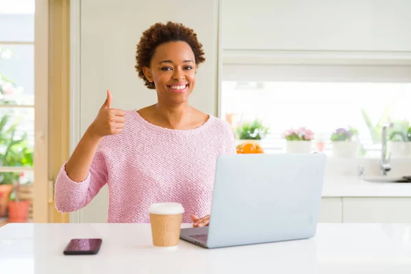 Mujer Afroamericana Joven Que Trabaja Usando Computadora Portátil Haciendo Pulgares — Foto de Stock