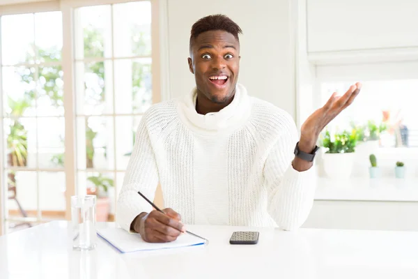Afro Amerikai Hallgató Ember Írásban Papírra Egy Ceruzát Nagyon Boldog — Stock Fotó