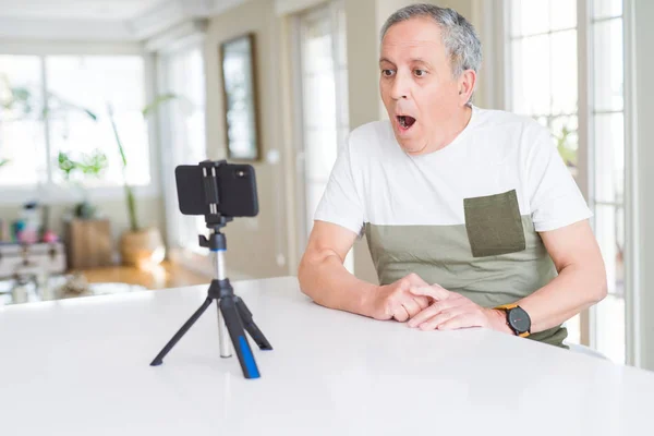 Schöner Älterer Mann Bei Einer Videokonferenz Gespräch Mit Der Smartphone — Stockfoto