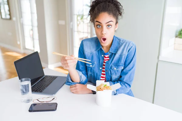 Jovem Afro Americana Empresária Trabalhando Comendo Macarrão Asiático Assustado Choque — Fotografia de Stock