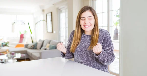 Hermosa Joven Casa Emocionada Por Éxito Con Los Brazos Levantados —  Fotos de Stock