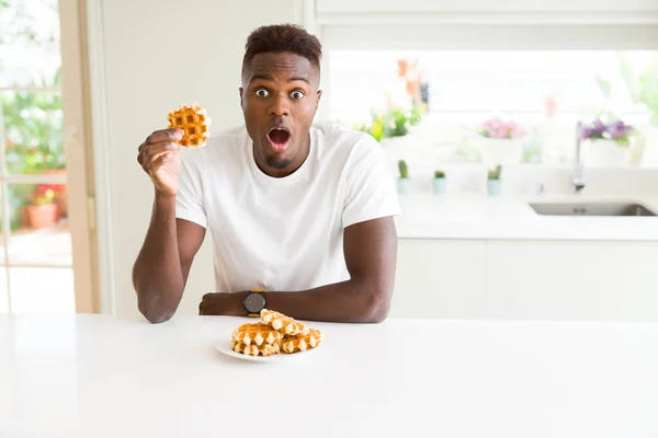 Afroamerické Muže Jíst Sladké Belgické Vafle Strach Šoku Tváří Překvapení — Stock fotografie