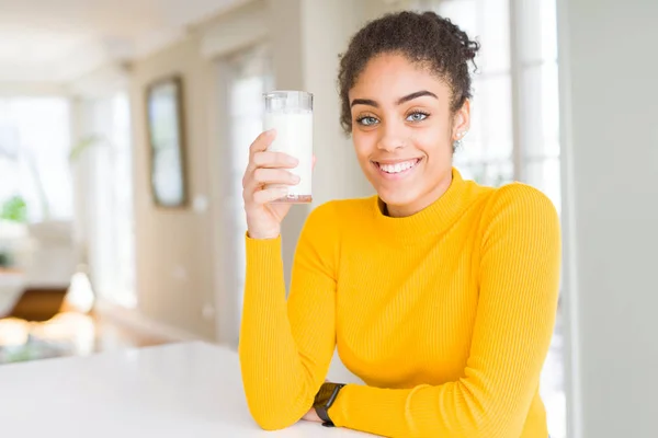 Ung Afrikansk Amerikansk Kvinna Dricker Ett Glas Färsk Mjölk Med — Stockfoto