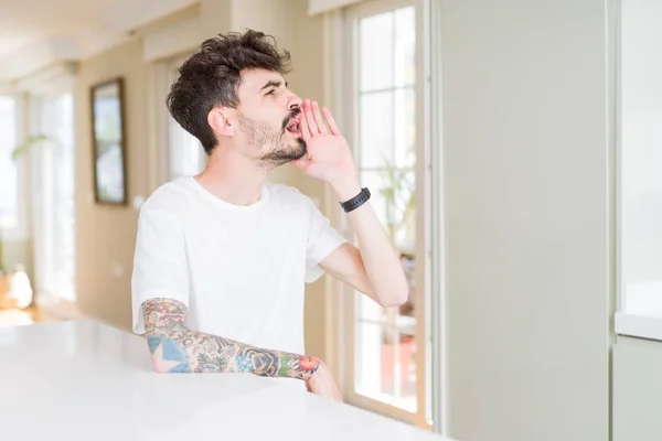 Beyaz Masada Oturan Rahat Shirt Giyen Genç Adam Bağırmak Ağzına — Stok fotoğraf