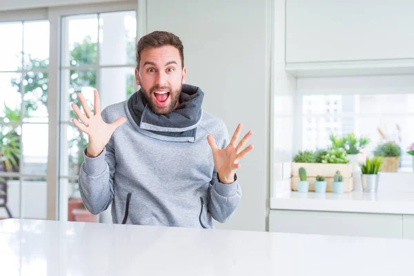 Schöner Mann Hause Feiert Verrückt Und Erstaunt Über Den Erfolg — Stockfoto