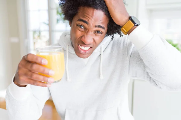 Američan Afričana Muž Drží Pití Sklenice Pomerančové Šťávy Zdůraznil Rukou — Stock fotografie