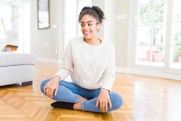 Schöne Junge Afrikanisch Amerikanische Frau Mit Afrohaaren Die Auf Dem — Stockfoto