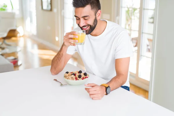 Όμορφος Άντρας Που Χαμογελάει Τρώγοντας Υγιεινό Πρωινό Και Πίνοντας Χυμό — Φωτογραφία Αρχείου