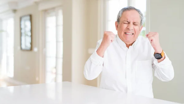 Pria Senior Yang Tampan Rumah Bersemangat Untuk Sukses Dengan Mengangkat — Stok Foto