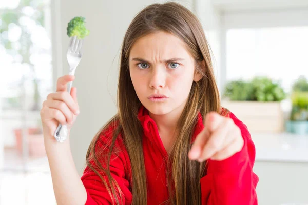 Krásná Mladá Dívka Jíst Čerstvé Brokolice Ukazující Prstem Kameru Vás — Stock fotografie