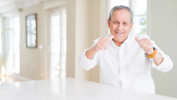 Hombre Mayor Guapo Casa Aprobando Hacer Gesto Positivo Con Mano — Foto de Stock