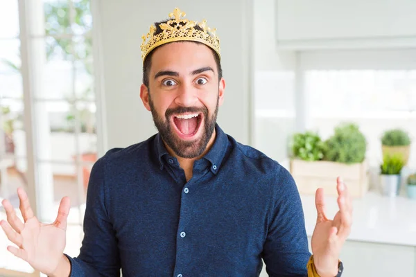 Hombre Hispano Guapo Vistiendo Corona Dorada Sobre Cabeza Mientras Rey —  Fotos de Stock