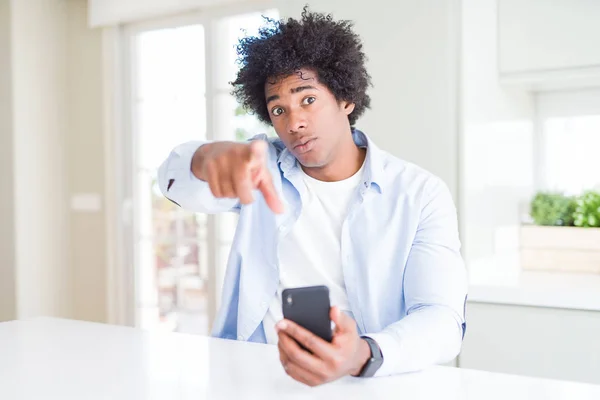 African American Man Met Smartphone Met Vinger Wijzen Naar Camera — Stockfoto