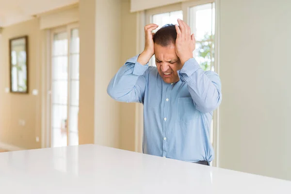 Hombre Mediana Edad Sentado Casa Sufriendo Dolor Cabeza Desesperado Estresado — Foto de Stock