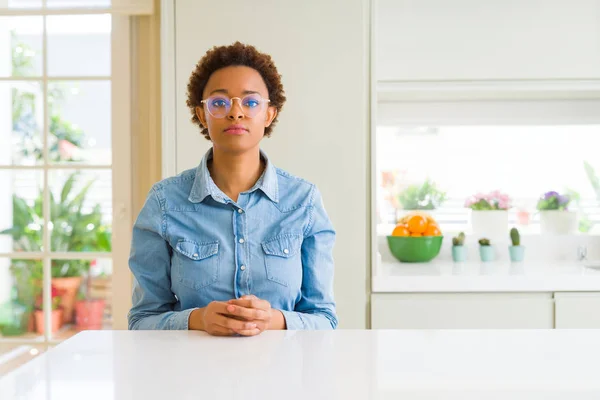 Joven Mujer Afroamericana Hermosa Con Gafas Con Expresión Seria Cara — Foto de Stock