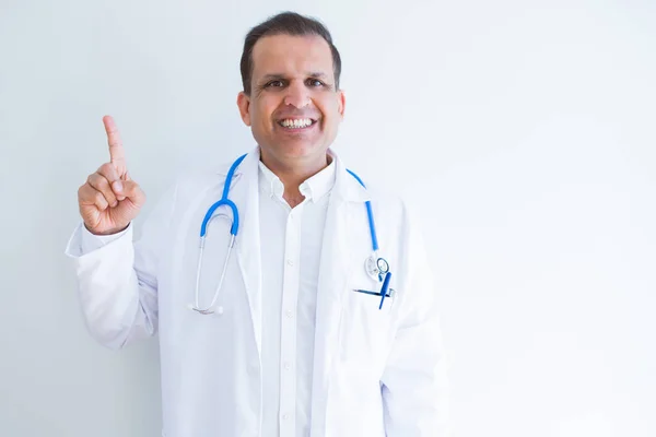 Medelåldern Läkare Man Klädd Stetoskop Och Medicinska Kappa Över Vit — Stockfoto