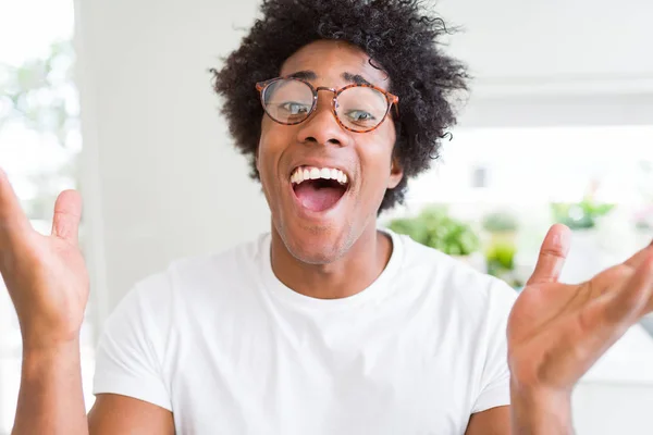 Homem Afro Americano Vestindo Óculos Celebrando Louco Espantado Pelo Sucesso — Fotografia de Stock