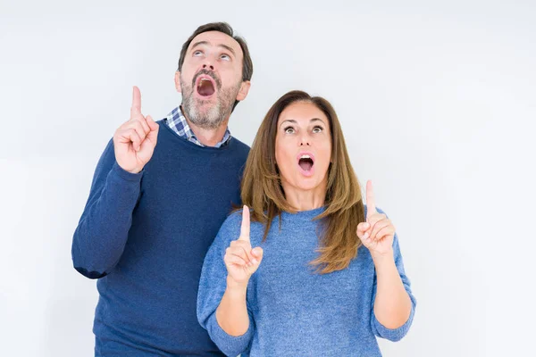 Beautiful Middle Age Couple Love Isolated Background Amazed Surprised Looking — Stock Photo, Image