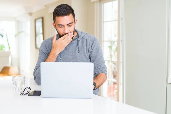 Hombre Hispano Guapo Trabajando Con Computadora Portátil Cubrir Boca Con — Foto de Stock