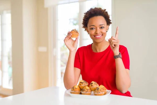 Joven Afroamericana Americana Comiendo Chips Chocolate Muffins Sorprendida Con Una — Foto de Stock