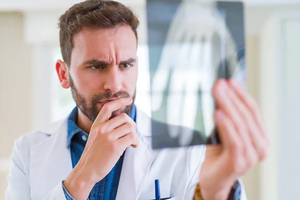 Doctor hombre mirando radiografía de rayos X haciendo examen corporal —  Fotos de Stock