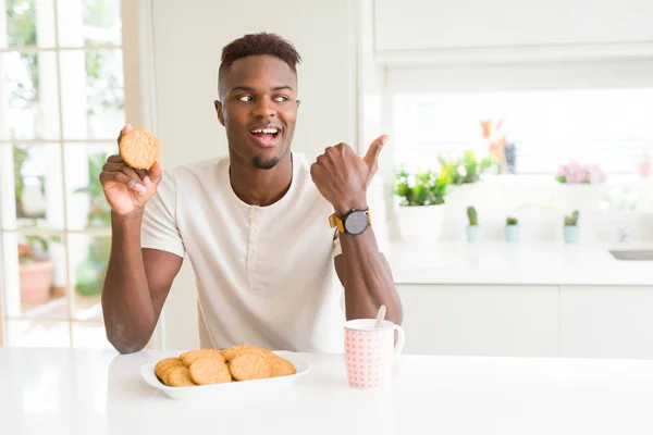 Αφρικανός Αμερικανός Άνθρωπος Τρώγοντας Υγιές Πλήρες Μπισκότο Δημητριακών Δείχνοντας Και — Φωτογραφία Αρχείου