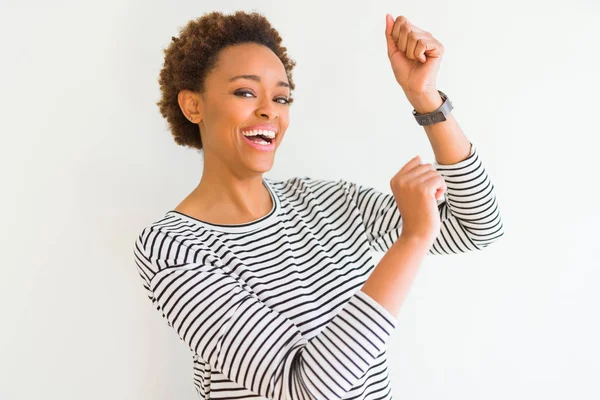 Junge Schöne Afrikanisch Amerikanische Frau Trägt Streifen Pullover Über Weißem — Stockfoto