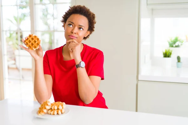 Unga Afroamerikanska Kvinnan Äter Söt Våffla Allvarligt Ansikte Funderar Frågan — Stockfoto