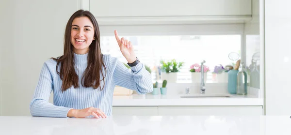 Foto Ampio Angolo Bella Giovane Donna Seduta Sul Tavolo Bianco — Foto Stock