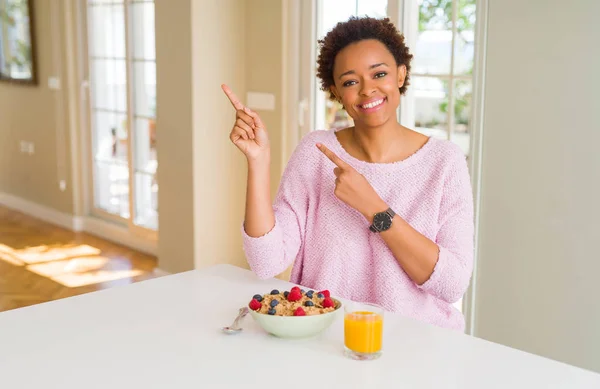 Junge Afrikanisch Amerikanische Frau Frühstückt Morgens Hause Lächelt Und Blickt — Stockfoto