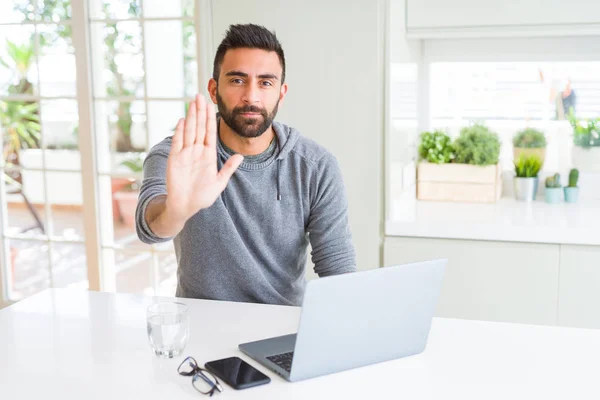 Hombre Hispano Guapo Trabajando Con Computadora Portátil Con Mano Abierta — Foto de Stock