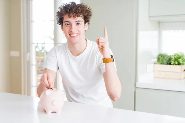 Jovem Investindo Dinheiro Usando Mealheiro Casa Surpreso Com Uma Ideia — Fotografia de Stock