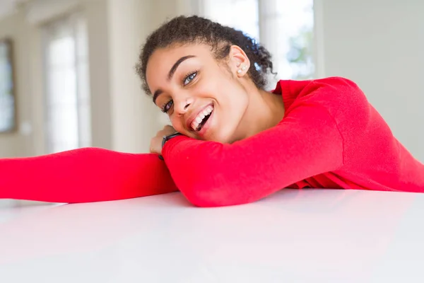 Linda Jovem Afro Americana Sorrindo Alegre Inclinando Sobre Mesa Confortável — Fotografia de Stock