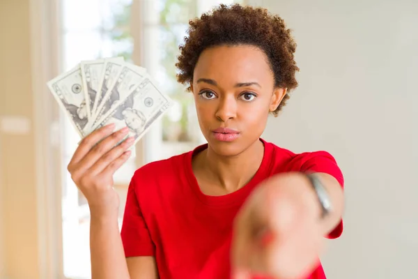 Jovem Afro Americana Segurando Notas Bancárias Vinte Dólares Apontando Com — Fotografia de Stock