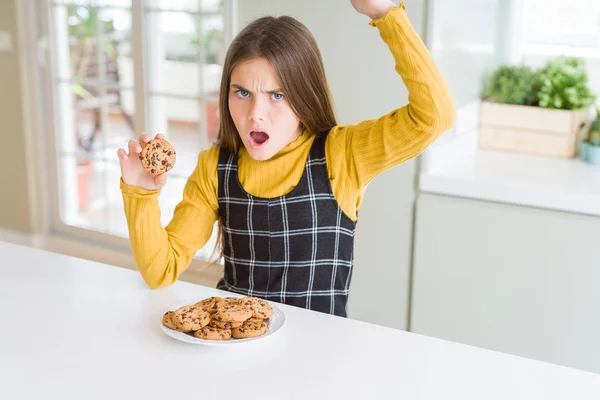 Vacker Ung Flicka Kid Äta Choklad Chips Kakor Irriterad Och — Stockfoto